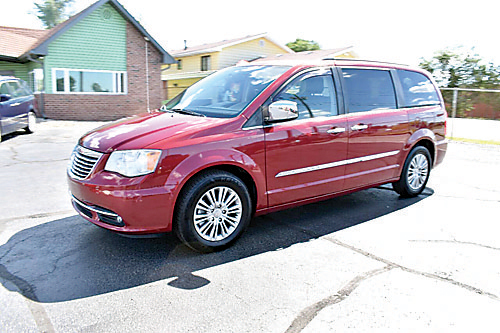 2013 CHRYSLER TOWN & COUNTRY for sale in Fort Wayne, IN