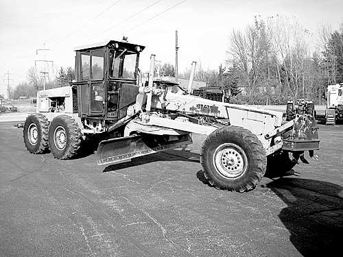 DEERE 670 MOTOR GRADER for sale in Holland, MI