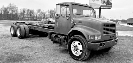 1997 INTERNATIONAL 4900 for sale in Wawaka, IN