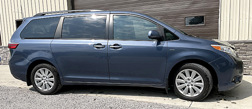 2017 TOYOTA SIENNA for sale in Claypool, IN